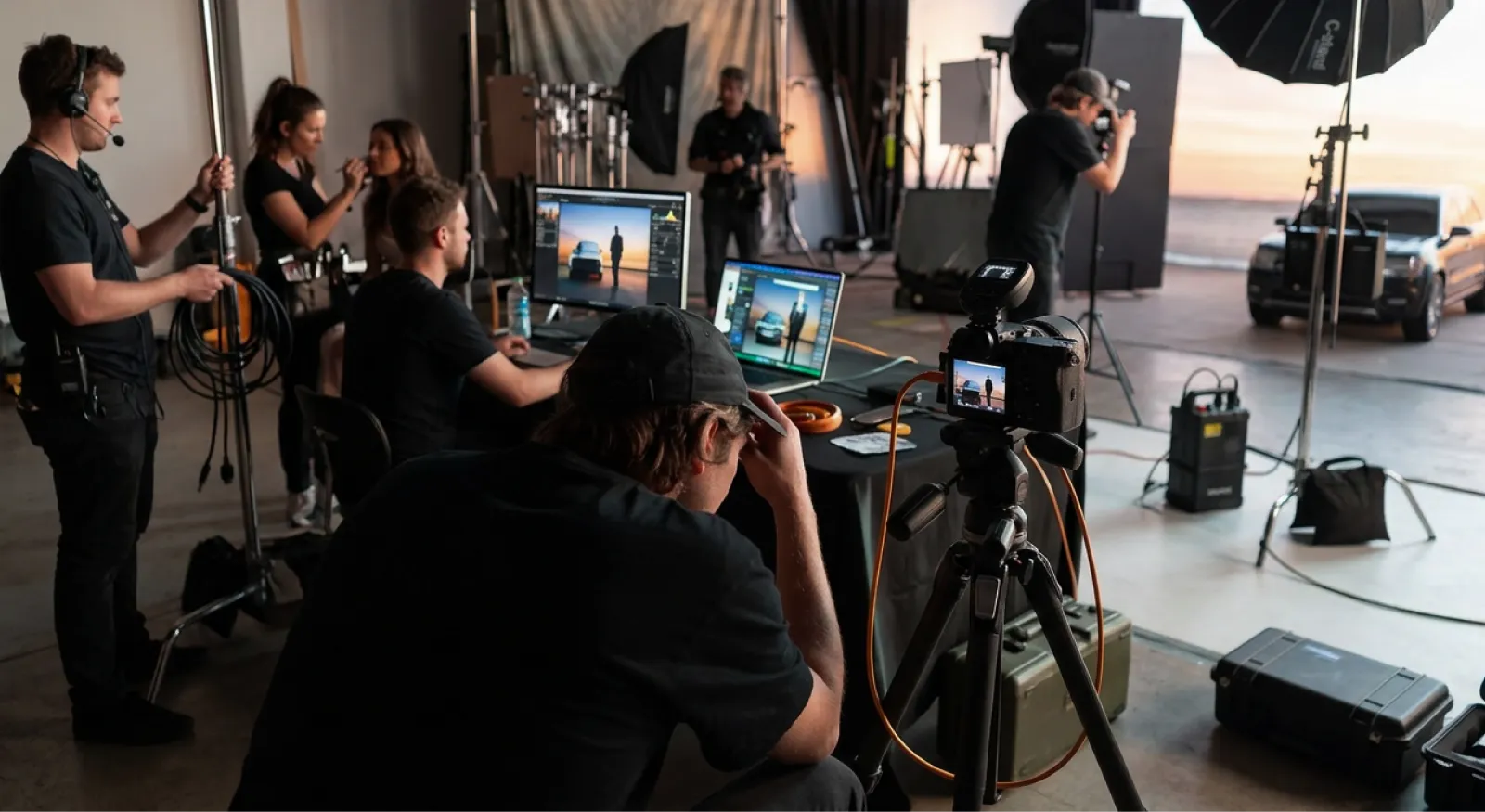 Equipo de PLAY trabajando entre bambalinas en un rodaje: cámaras, iluminación y postproducción en directo.