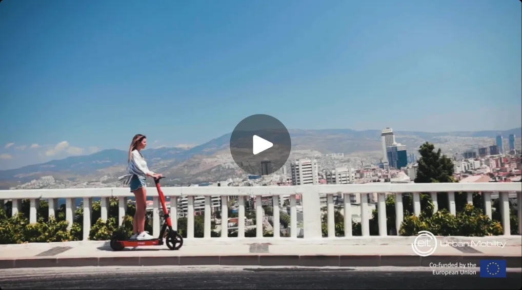 Vídeo del caso EIT: una persona en patinete eléctrico recorre un mirador con la ciudad al fondo.