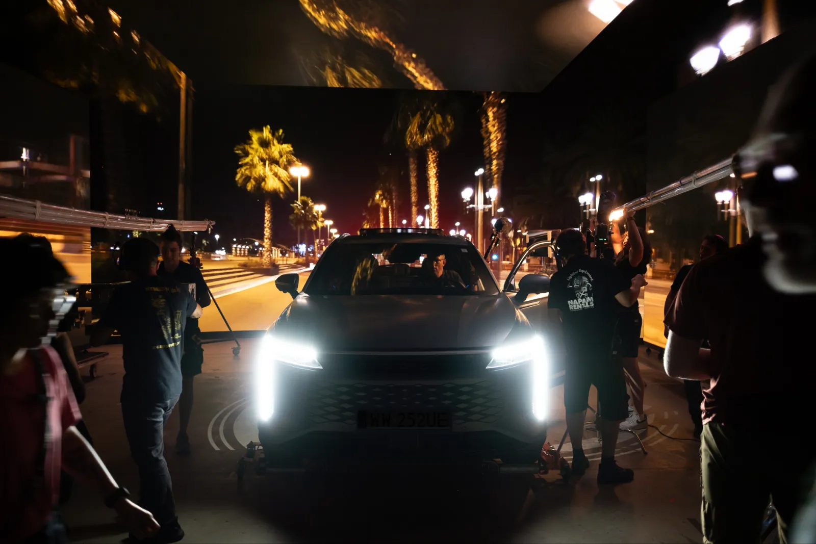 Equipo de Play Your Brand durante un rodaje nocturno de un anuncio de automoción.
