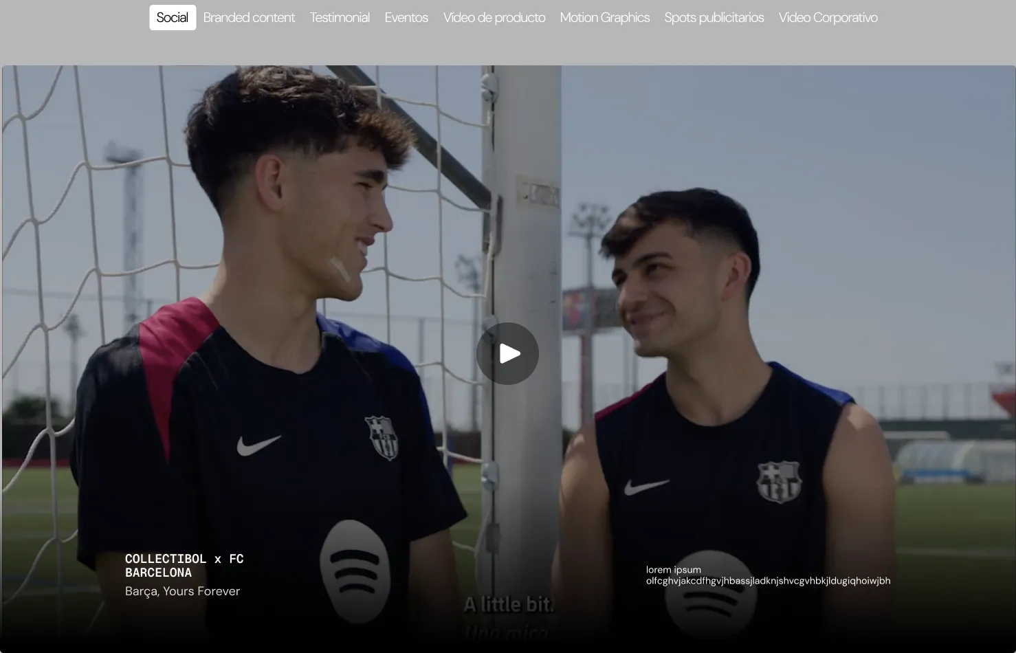 Reproductor de PLAY con categorías de contenido (Social, Branded content, Testimonial, Eventos, Vídeo de producto, Motion Graphics, Spots publicitarios, Vídeo corporativo) mostrando el caso Collectibol x FC Barcelona, “Barça, Yours Forever”.