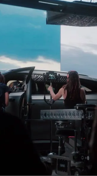 Rodaje en movimiento dentro de un coche para una campaña audiovisual.