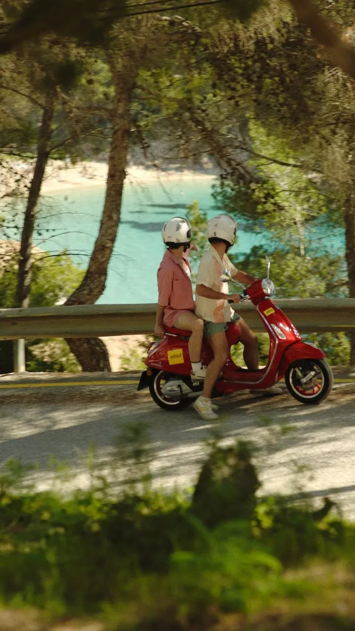 Talento sobre una moto en una localización tropical durante un rodaje.