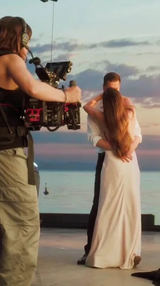 Cámara grabando a una novia durante una producción al atardecer.